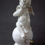Anioł siedzący na kuli w kolorze białym 18x7 cm