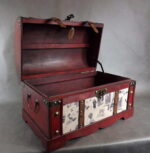 Mały Wiśniowy Kufer z Kremową Wstawką o Motywach Podróżniczych - obrazek 3