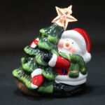 Ozdoba świąteczna ceramiczny BAŁWAN z choinką LED 12.5 cm - obrazek 3