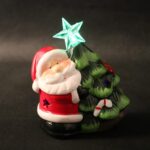 Ozdoba świąteczna ceramiczny MIKOŁAJ z choinką LED 12.5 cm - obrazek 3