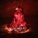 Czerwony Dzwon Świąteczny z Sizalu z Oświetleniem i Brokatem 27x28 cm - obrazek 2