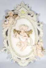 Romantyczna Płaskorzeźba Anioła do Zawieszenia z Polirezynu w Kolorze Kremowym - obrazek 2