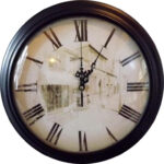 Zegar wiszący w czarnej ramie budynek 34 cm