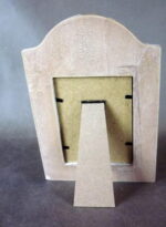 Postarzana, drewniana ramka na zdjęcie 23x16 cm w kolorze jasnego brązu z kremowym dekorem - obrazek 3