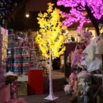 Drzewko Świąteczne z Liśćmi i Oświetleniem LED 145 Diód, Wysokie 150cm, Kolor Żółty, Zasilanie sieciowe. - obrazek 3