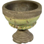 Ciężka waza zielono-popielata na nodze z ochronnymi gumkami na spodzie