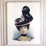 Serieczny Obraz Kobieta w Różowym Kapeluszu o Efekcie Postarzania, 32 x 38 cm