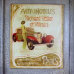 Obraz kobieta i samochód w kolorze oliwkowym 46 x 56 cm