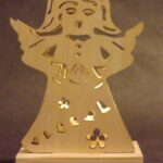 Świecznik Drewniany Anioł z Lampką LED Białym Światłem, Zasilany na Baterie