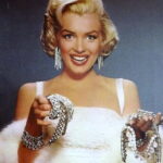 Obraz Merlin Monroe z biżuterią płótno 35cm x 25cm