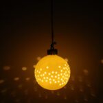 Ceramiczna Bombka Ażurowa LED Biała na Baterie 10 cm - obrazek 3