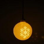 Bombka ceramiczna LED na baterię z  motywem śnieżynki - obrazek 3