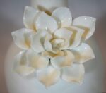 Biały, Delikatny Wazonik z Kwiatkiem o Wymiarach 20x10 cm - obrazek 2