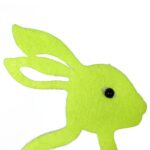 Wielkanocna Figurka - Zawieszka Zajączek z Pianki na Drewnianej Podstawce, Zielony, 13 cm - obrazek 2