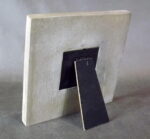 Drewniana stojąca ramka na zdjęcie kolorze brązowym 19.5x19.5 cm - obrazek 2