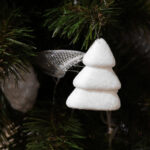 Zestaw 6 Białych Brokatowych Choinek Styropianowych 7CM Bezpiecznych dla Dzieci - obrazek 3