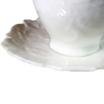 Zestaw do herbaty i kawy: Biała zdekorowana filiżanka z talerzykiem - obrazek 2