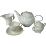 Elegancki Biały Mlecznik z Kwiatowymi Dekoracjami i Cyrkoniami - obrazek 3