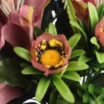 BUKIET 9 JESIENNYCH LILII Z PĄKAMI CIEMNY RÓŻ - obrazek 3