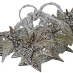 Lampa ozdobna Srebrne Gwiazdki z 20 białymi diodami LED zasilanymi bateriami AA