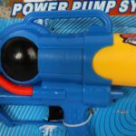 Niebieski Pistolet na Wodę 43cm z Odwróconym Pojemnikiem i Systemem Ciśnieniowym - obrazek 3