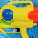 Innowacyjny Pistolet na Wodę z Odwróconym Pojemnikiem 43cm - Kolor Żółty - obrazek 3