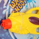 Pistolet na Wodę Śmigus-Dyngus 29cm w Kolorach Żółto-Fioletowym z Odwróconym Mocowaniem Pojemnika - obrazek 2