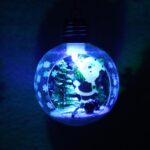 BOMBKA PLASTIKOWA Z OŚWIETLENIEM LED I MIKOŁAJEM 8 CM II - obrazek 3