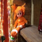 Śpiewająca Lalka-Przytulanka z Świecącymi Kolczykami i Pomarańczowym Ubrankiem - obrazek 3