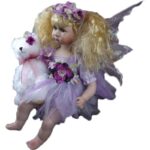 Ceramiczna Lalka Elf z Misiem w Kolorze Wrzosowym o Wysokości 40 cm - obrazek 3