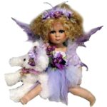 Ceramiczna Lalka Elf z Misiem w Kolorze Wrzosowym o Wysokości 40 cm