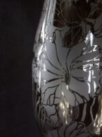 Elegancki Wazon z Opalizującym Szkłem i Chromem, Dekor Kwiatowy, Antypoślizgowy, Wysoki 15x55 cm - obrazek 2
