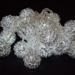 Srebrne Lampki Dekoracyjne w Kształcie Kulek ze Sprężynkami LED - 20 sztuk [DEC-15F-0002]