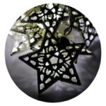 Srebrne Metalowe Lampki Choinkowe w Kształcie Gwiazd - 20 LED, Zasilane Bateryjnie, Długość 2,85 metra - obrazek 3