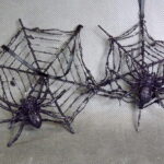 Komplet Czarnych Pajęczyn z Fioletowym Brokatem i Pająkami-Zawieszkami (2 sztuki)