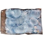 Płatki róż z materiału zapakowane w woreczek w kolorze niebieskim