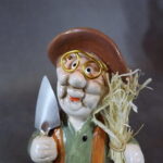 Komplet Ceramicznych Figurek: Uśmiechnięta Babcia i Dziadek Wracający z Pola - obrazek 2