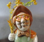 Komplet Ceramicznych Figurek: Uśmiechnięta Babcia i Dziadek Wracający z Pola - obrazek 3