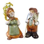 Komplet Ceramicznych Figurek: Uśmiechnięta Babcia i Dziadek Wracający z Pola