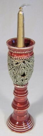 Świecznik Ceramiczny Bordowy z Zielonym Dekorem Świątecznym (Świeczka Dołączona) - obrazek 2