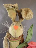 Duży Brązowy Zając z Kwiatkiem - Dekoracja - Wymiary 55x25cm - obrazek 2