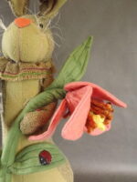 Duży Brązowy Zając z Kwiatkiem - Dekoracja - Wymiary 55x25cm - obrazek 3