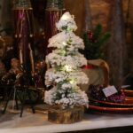 Choinka LED Ośnieżona na Drewnianej Podstawie, Zielona, 30cm, Zasilana Bateriami - obrazek 2