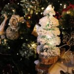 Choinka LED Ośnieżona na Drewnianej Podstawie, Zielona, 30cm, Zasilana Bateriami - obrazek 3