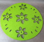 Serweta filcowa okrągła w płatki śniegu w kolorze zielonym - obrazek 2