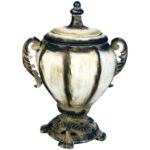 Urna z metaloplastyki w kolorze kremowo-brązowym z pokrywą 30x22 cm