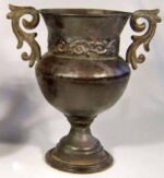 Brązowa Amfora Dekoracyjna z Metaloplastyki o Wymiarach 32x28 cm z Uszami i Kutym Wzorem - obrazek 2