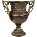 Brązowa Amfora Dekoracyjna z Metaloplastyki o Wymiarach 32x28 cm z Uszami i Kutym Wzorem