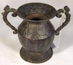 Amfora z metaloplastyki w kolorze brązowym z uszami oraz kutym wzorem - obrazek 2