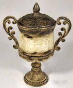 Efektowna Urna Dekoracyjna z Metaloplastyki w Kolorze Kremowo-Brązowym 32x28 cm z Uszami i Pokrywką - obrazek 2